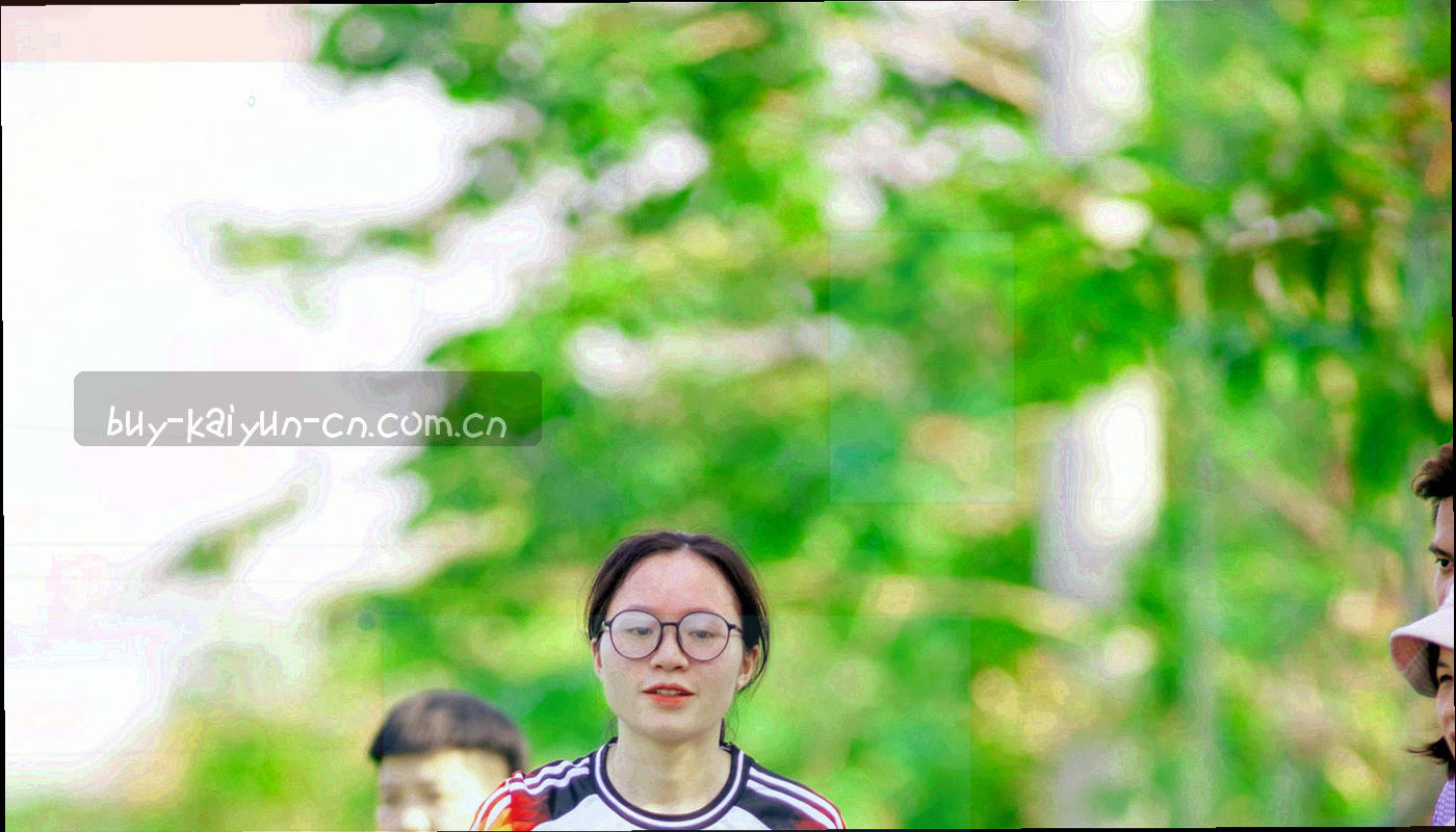 记分牌上的数字整齐排列，等宽字形，明暗对比强烈