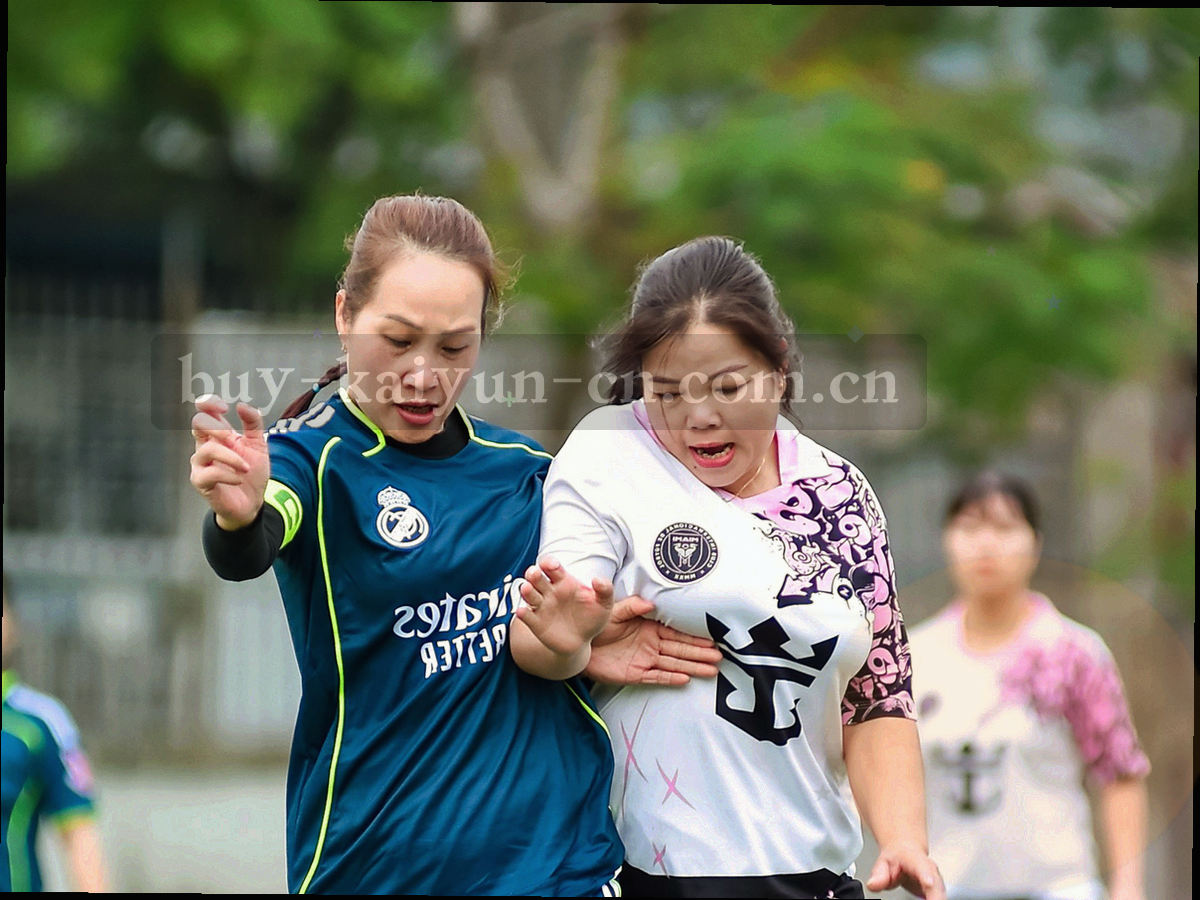 屏幕与索引表格的抽象叠影，冷色调，突出数字化线条